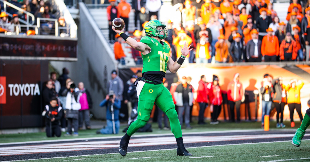 Oregon Ducks quarterback Bo Nix throws a pass against the Oregon State Beavers in 2022.